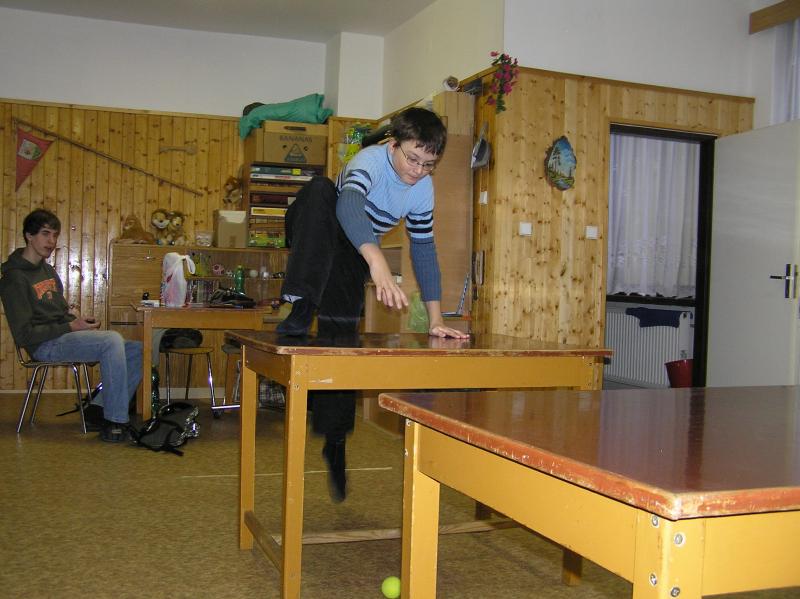 Fotka: Posílání míčku pod stoly