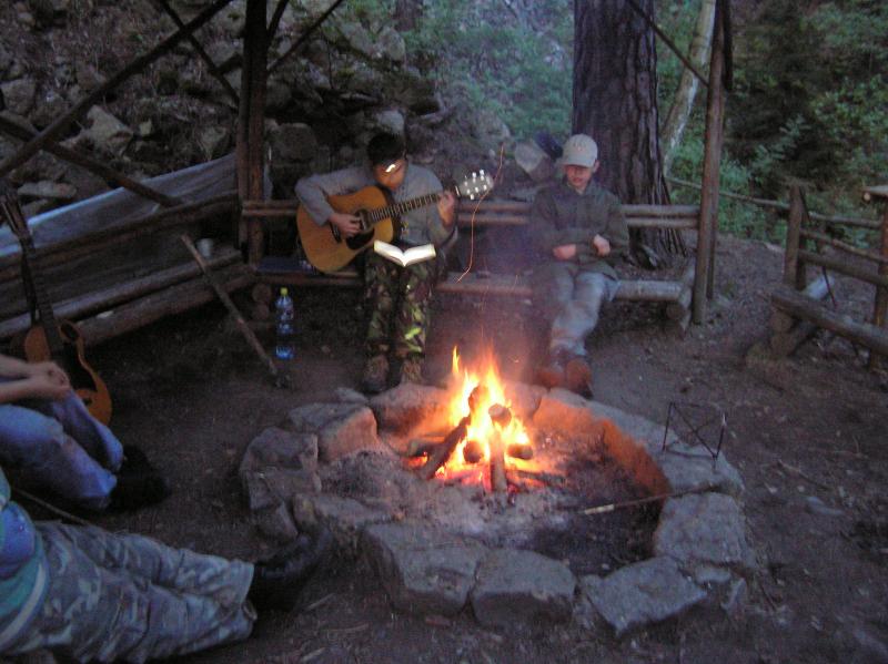 Fotka: Večer u táboráku s kytarou