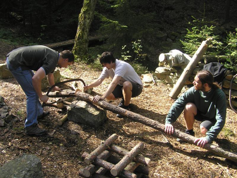 Fotka: Řezání dřeva na táborák