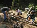 Řezání dřeva na táborák