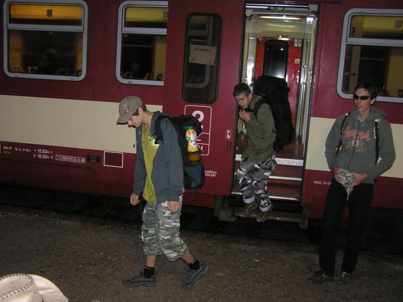 Fotka: Kluci vystupují z vlaku