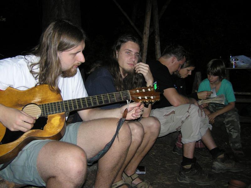 Fotka: ...a při kytarach pěli až do noci.