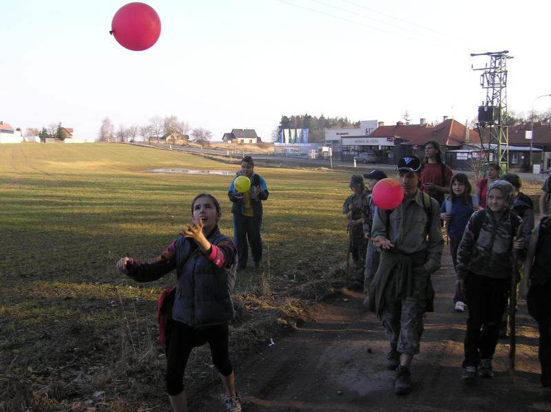 Fotka: ...a udržení balónku v pohybu